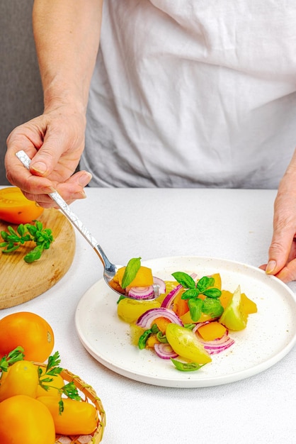 Szef kuchni przygotowujący potrawę